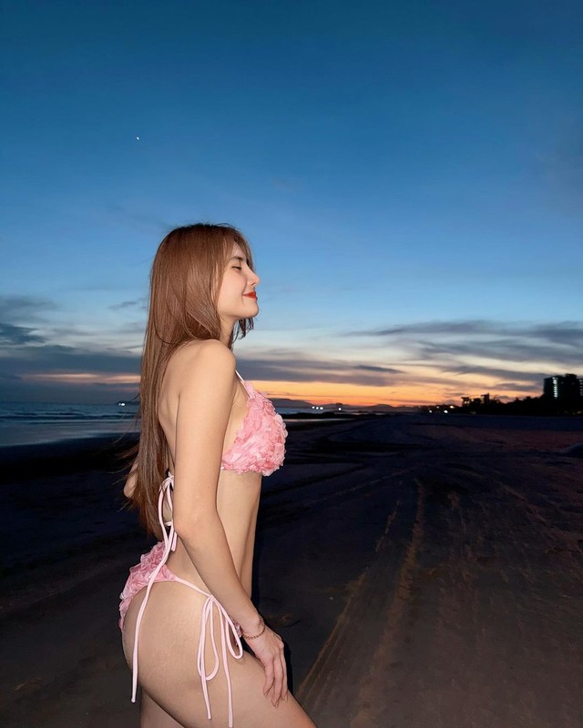 Em gai Cong Vinh dien bikini hoa hong, khoe duong cong boc lua