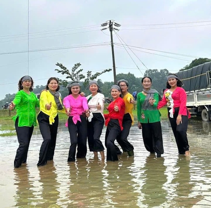 Hang tram nguoi bi bom loi nuoc du dam cuoi o Ha Tinh-Hinh-6