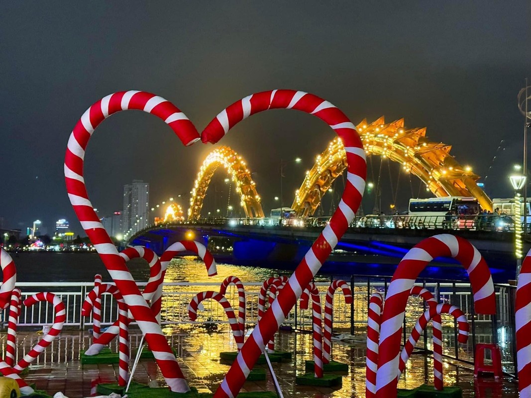 Cay thong Noel “khong dung hang” tai Da Nang khien netizen me man