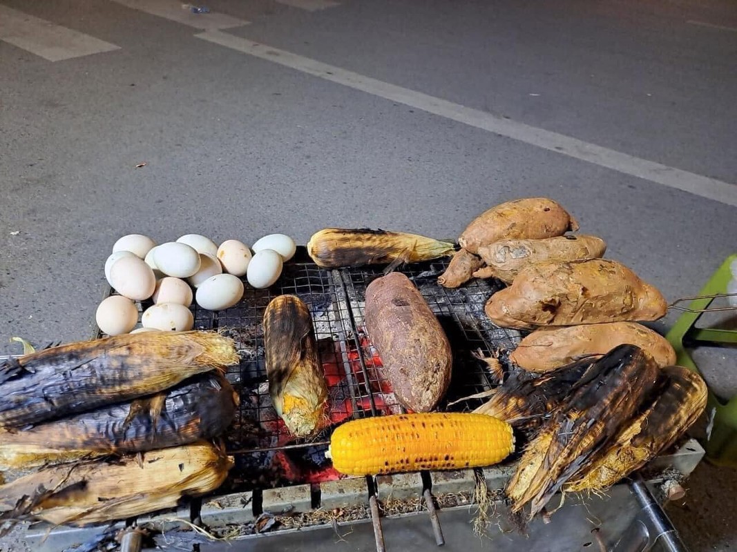 Ngo khoai nuong: Mon an duong pho “chay hang” dip dong ve-Hinh-3