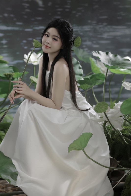 Con gai Quyen Linh don tim netizen trong ta ao dai trang tinh khoi-Hinh-7