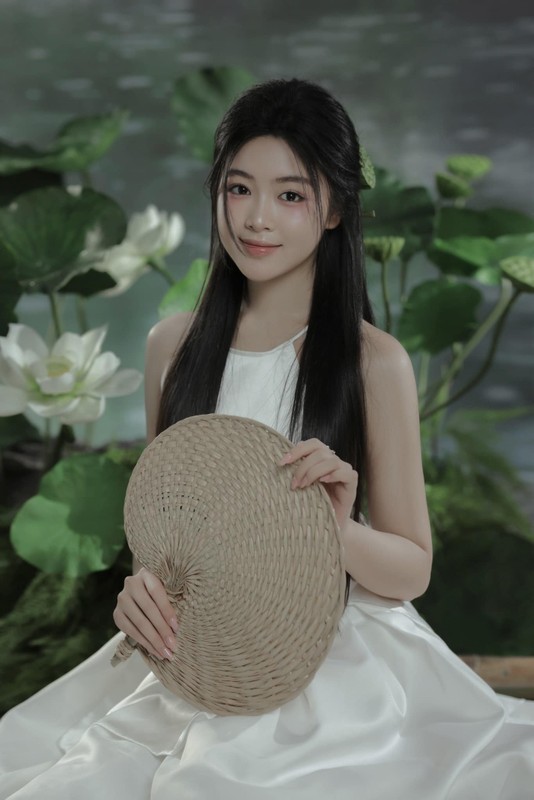 Con gai Quyen Linh don tim netizen trong ta ao dai trang tinh khoi-Hinh-9