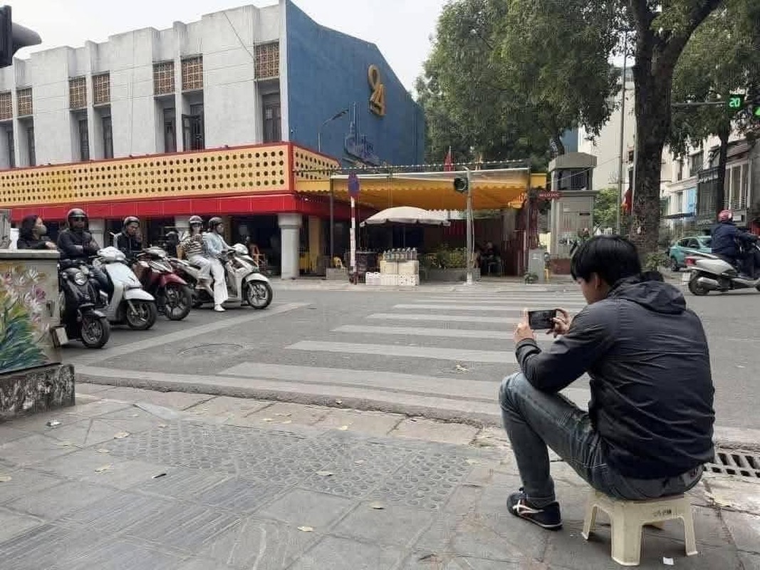 Trend ru nhau ra duong “san” nguoi vi pham giao thong