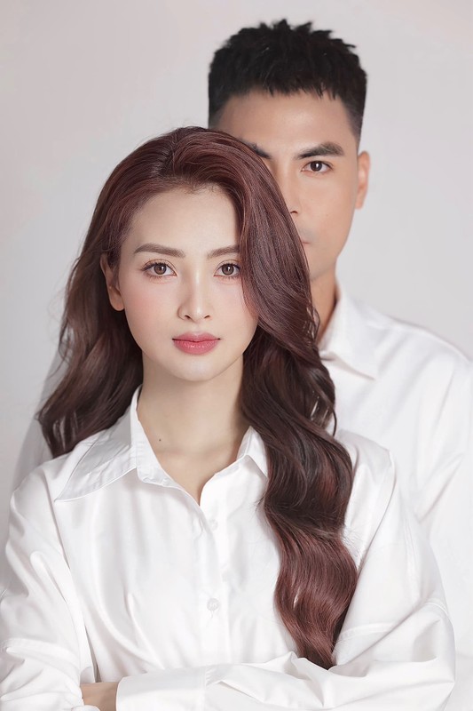 Cau thu Duc Huy om eo ban gai la MC xinh dep cua VTV-Hinh-10
