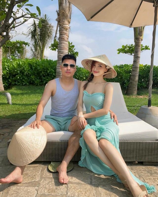 Cau thu Duc Huy om eo ban gai la MC xinh dep cua VTV-Hinh-3