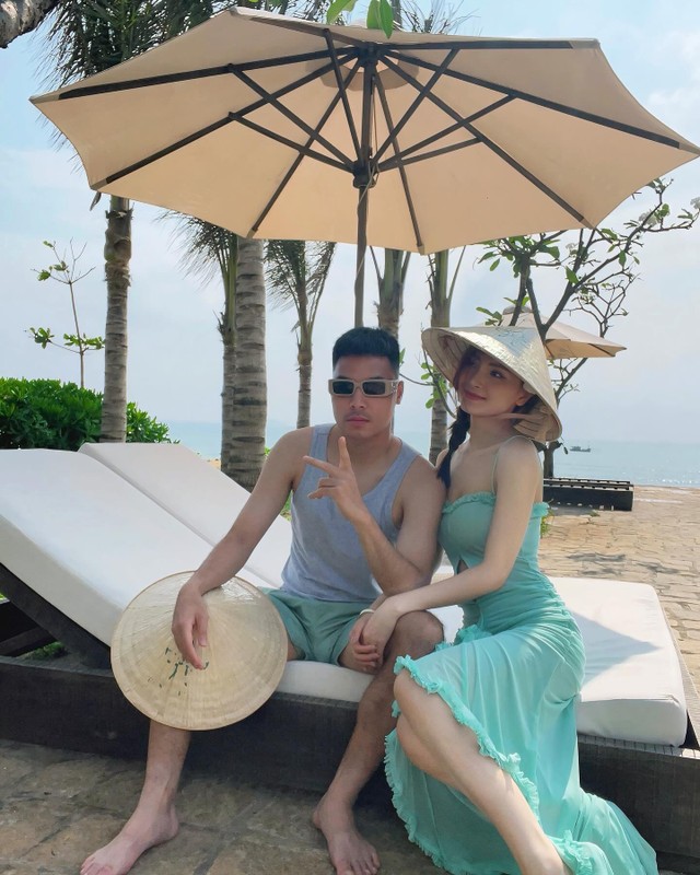 Cau thu Duc Huy om eo ban gai la MC xinh dep cua VTV-Hinh-4