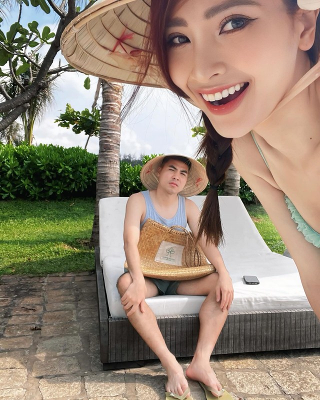 Cau thu Duc Huy om eo ban gai la MC xinh dep cua VTV-Hinh-5