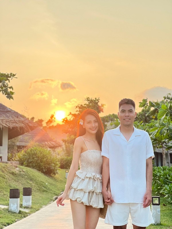 Cau thu Duc Huy om eo ban gai la MC xinh dep cua VTV-Hinh-6