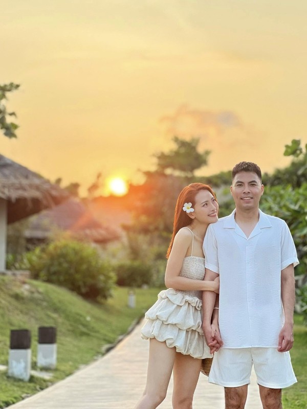 Cau thu Duc Huy om eo ban gai la MC xinh dep cua VTV-Hinh-7