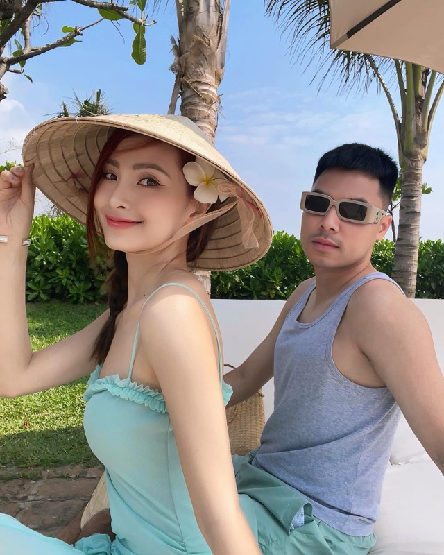 Cau thu Duc Huy om eo ban gai la MC xinh dep cua VTV
