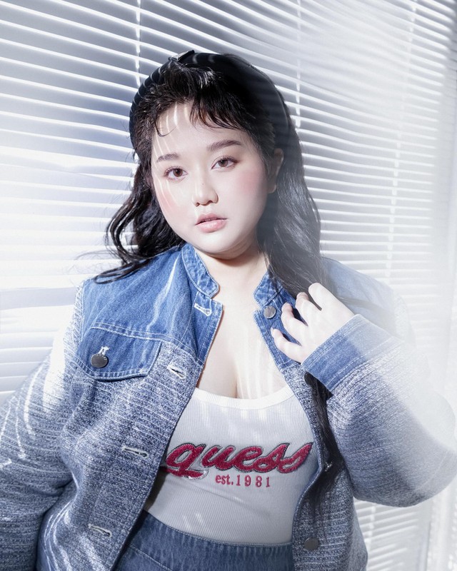 Truc Anh Mat biec khoe anh moi voi hinh anh goi cam, tu tin-Hinh-2