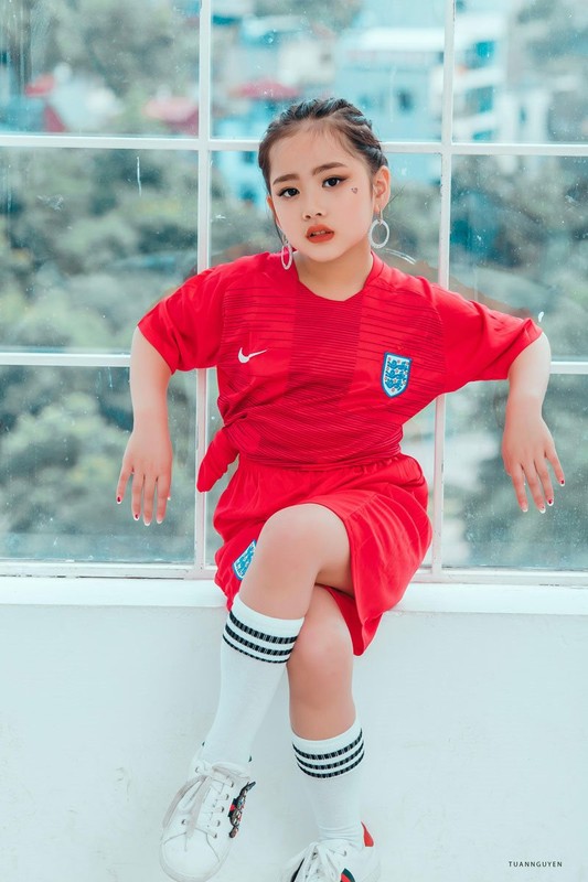 Dan mau nhi Ha thanh cuc dang yeu trong trang phuc World Cup 2018-Hinh-4