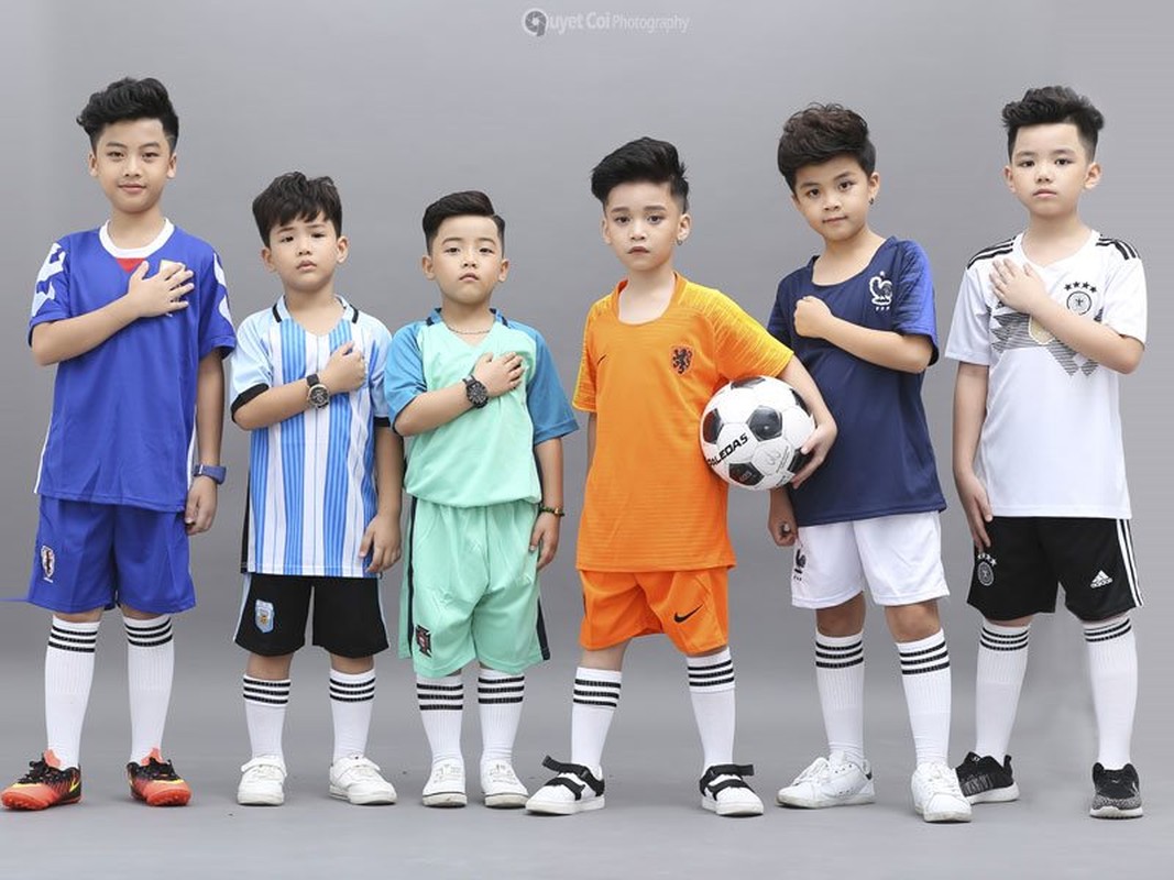 Dan mau nhi Ha thanh cuc dang yeu trong trang phuc World Cup 2018-Hinh-8