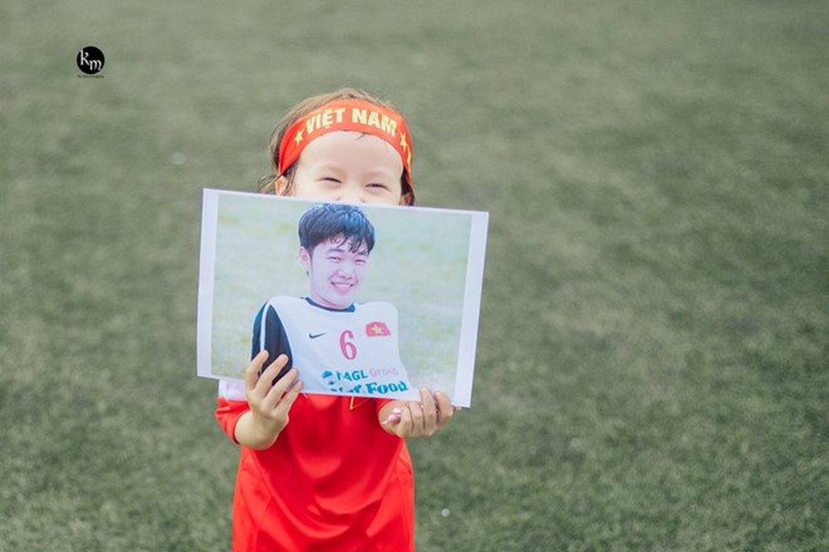 Em be lai bat ngo noi tieng vi co vu doi tuyen Viet Nam tai AFF Cup 2018-Hinh-2