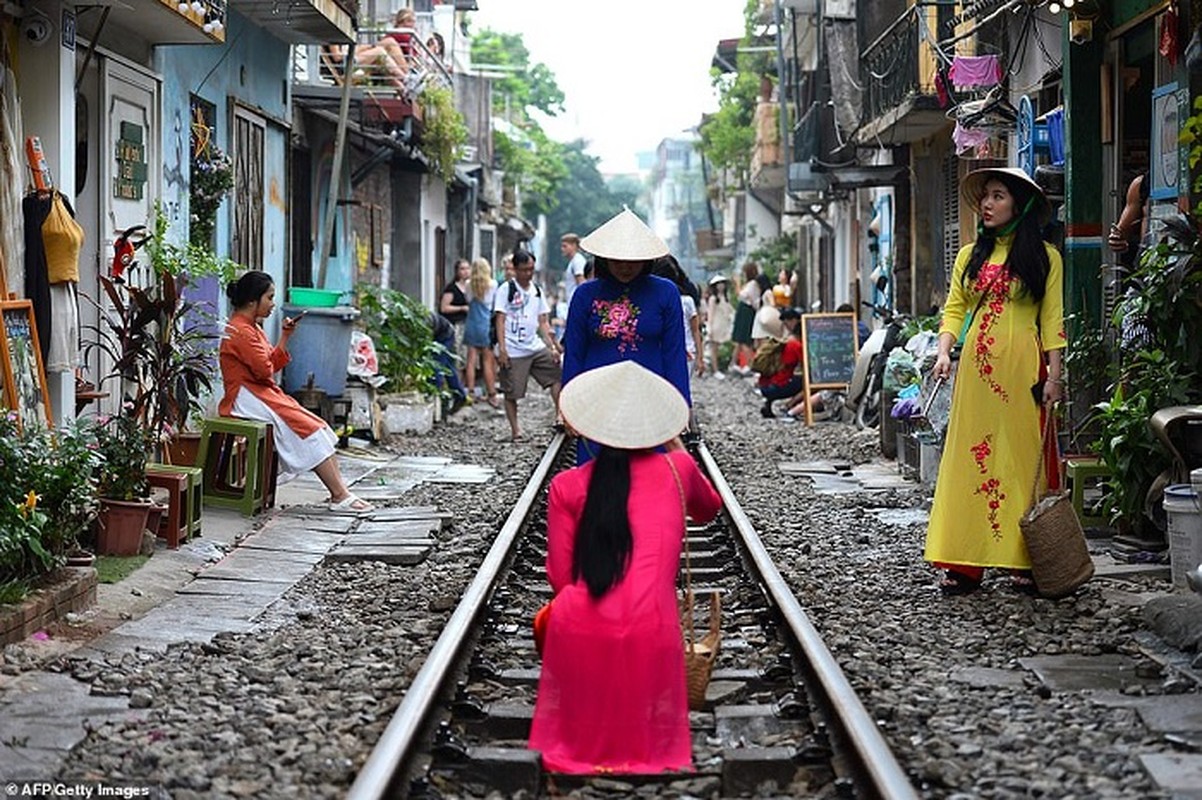 Tau lua Viet Nam duoc du khach thich thu check-in tren duong ray