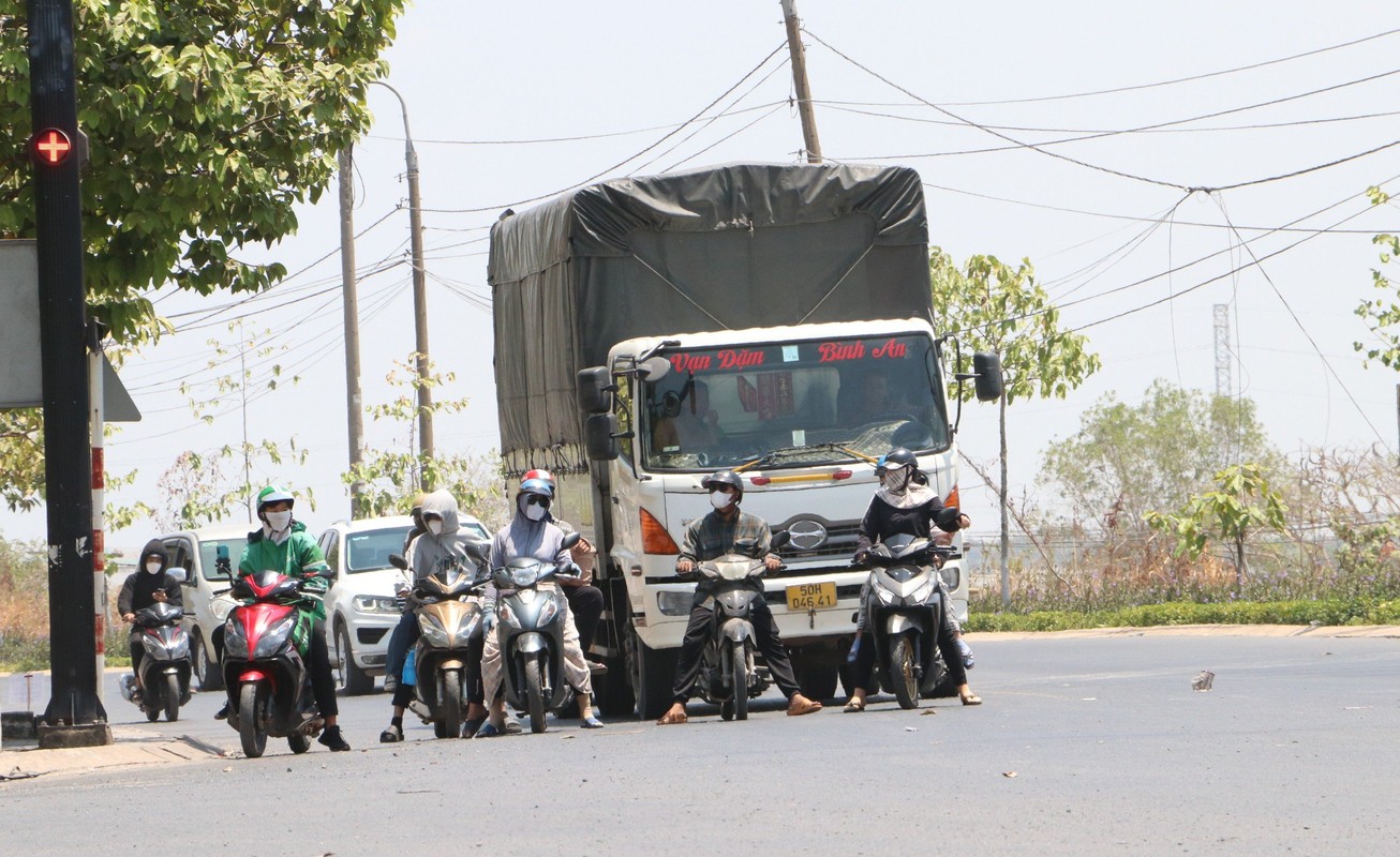 Shiper nhoc nhan duoi thoi tiet nang nong o Bien Hoa-Hinh-3