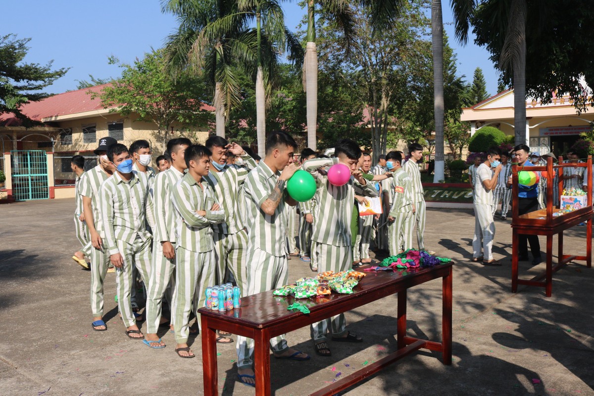 Hieu PC truyen cam hung hoan luong cho pham nhan Trai giam Xuan Loc-Hinh-4