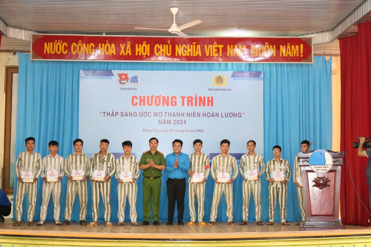 Hieu PC truyen cam hung hoan luong cho pham nhan Trai giam Xuan Loc-Hinh-5