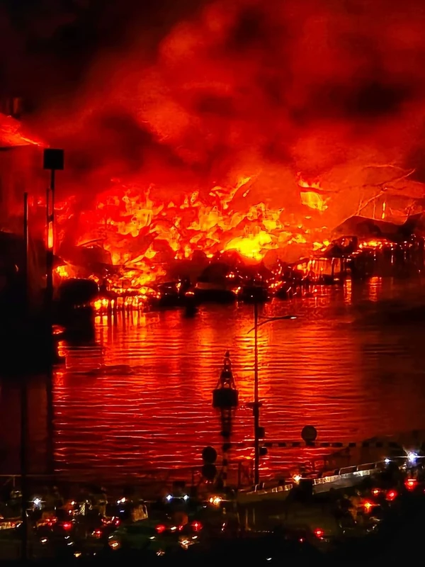 View - 	TP HCM: Nhiều nhà ven kênh Tàu Hũ bị thiêu rụi sau vụ cháy