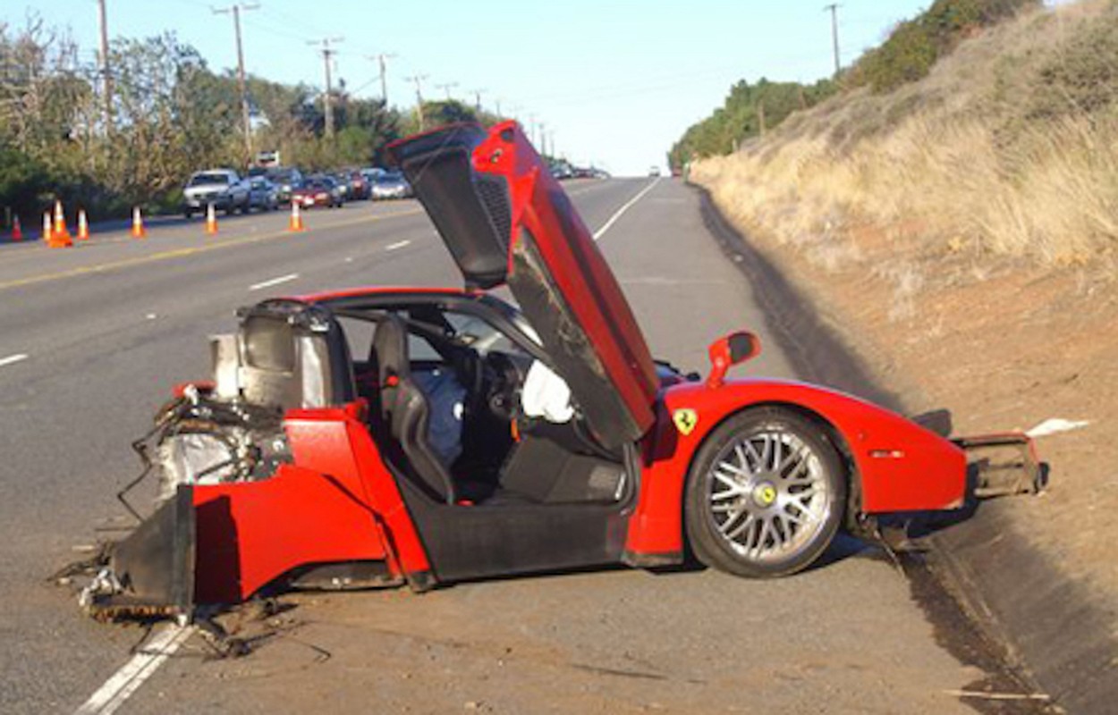 Sieu xe Ferrari Enzo “hoi sinh” nhu moi sau tai nan dut doi-Hinh-2