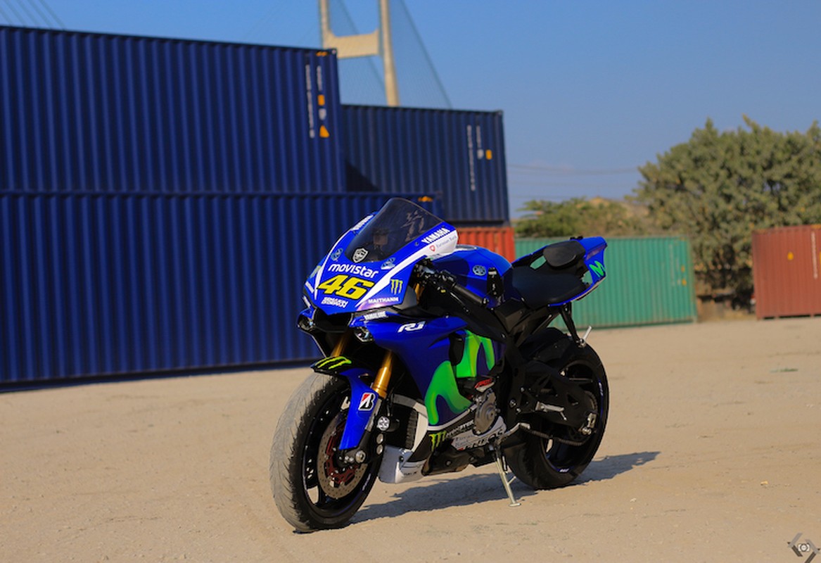 Nguoi dep Viet “nai cung” sieu moto Yamaha R1