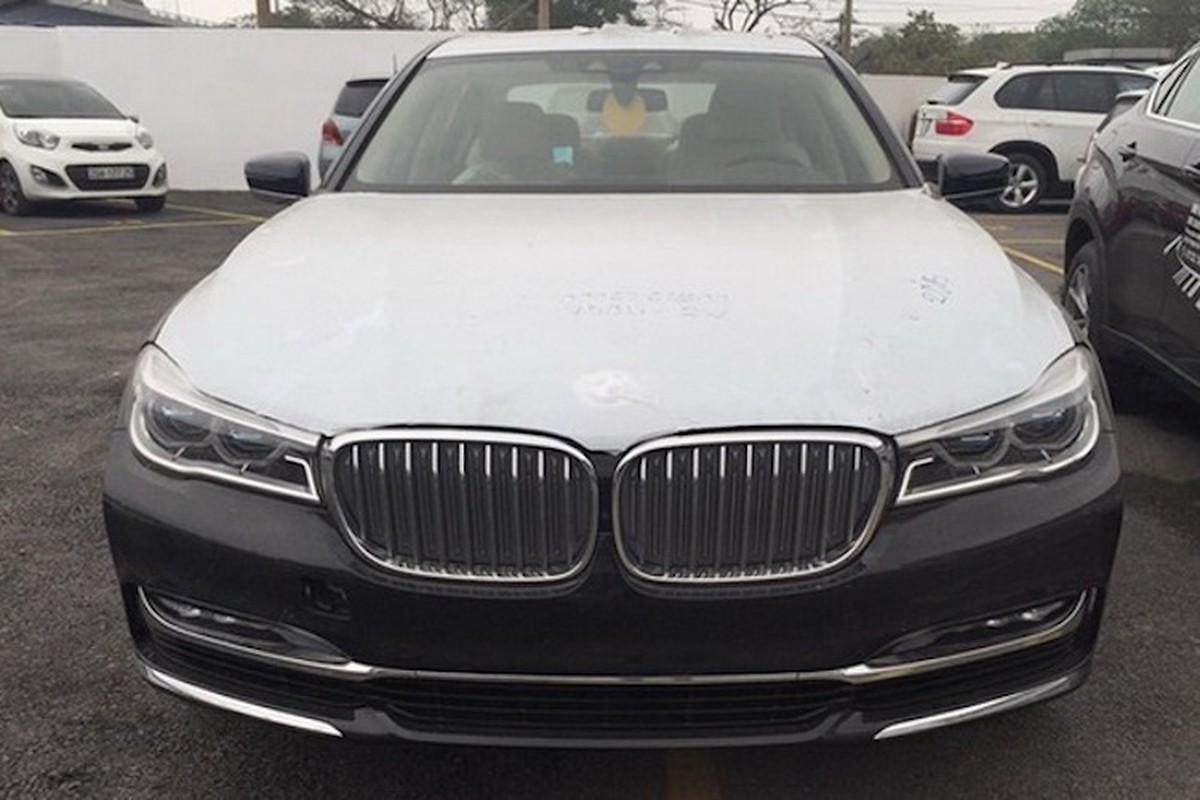 Xe sang BMW 750Li 2016 gia 6,4 ty dau tien tai VN