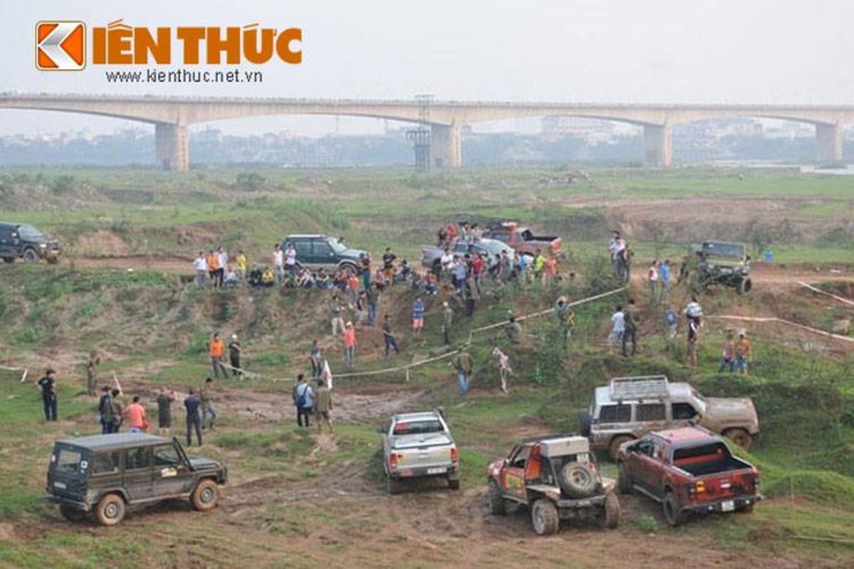 Hang chuc xe ban tai “nghich dat, pha xe” tai Ha Noi