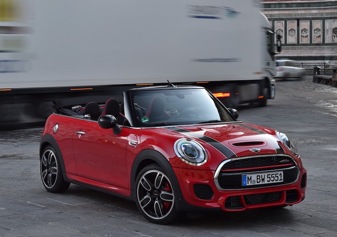 Xem Mini Convertible JCW mui tran pho dien suc manh