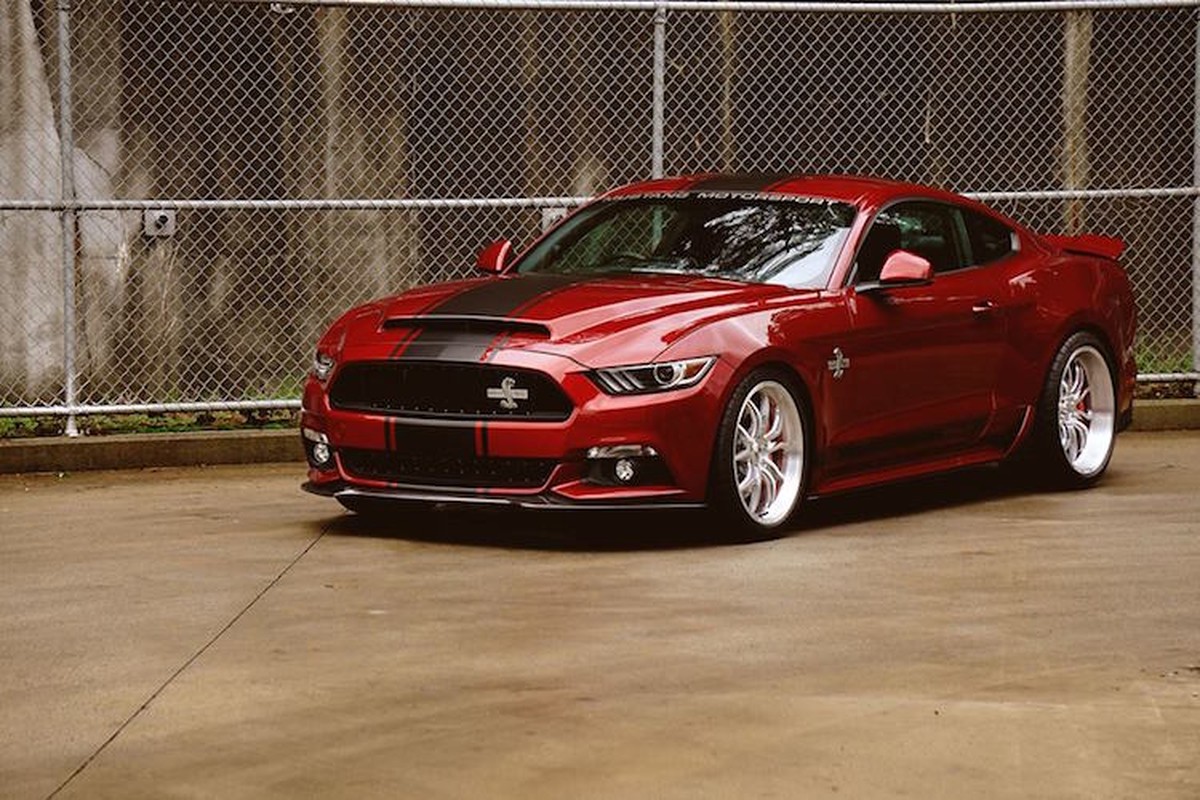 Can canh Ford Mustang Shelby tay lai nghich dau tien