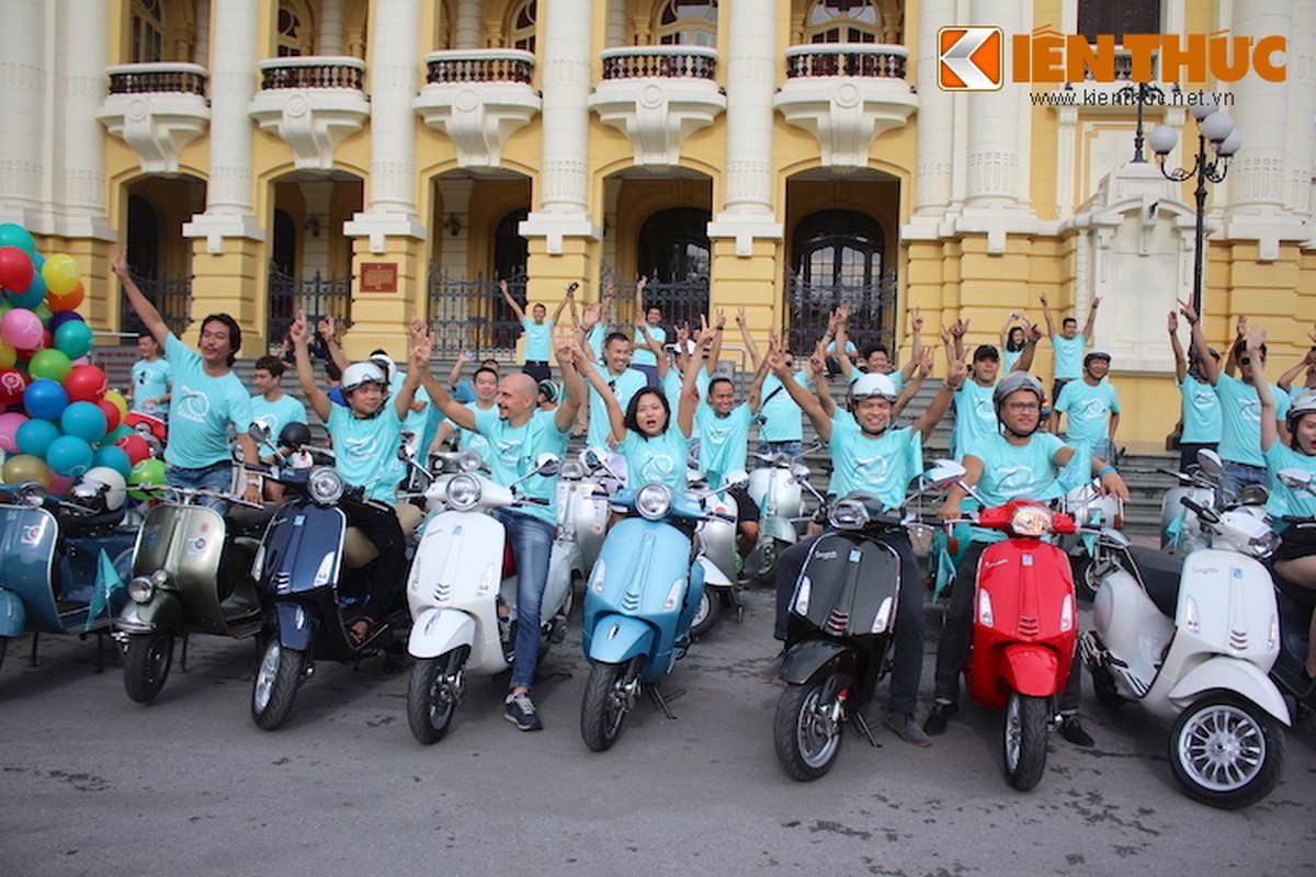 Gan 100 xe Vespa ram ro xuong pho Ha Thanh-Hinh-11