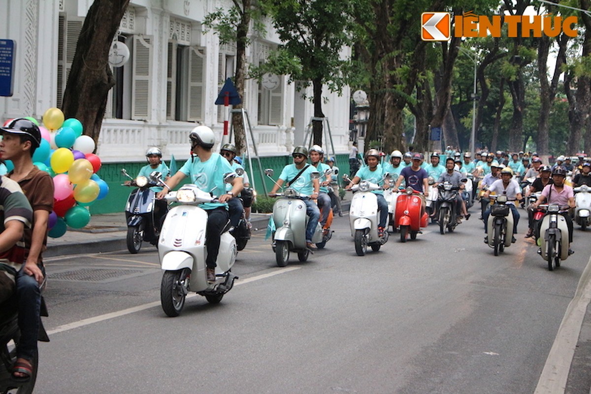 Gan 100 xe Vespa ram ro xuong pho Ha Thanh-Hinh-2