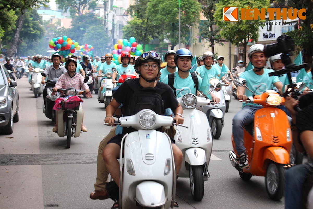 Gan 100 xe Vespa ram ro xuong pho Ha Thanh-Hinh-3