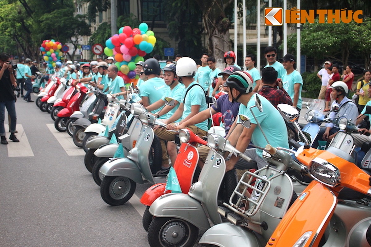 Gan 100 xe Vespa ram ro xuong pho Ha Thanh-Hinh-5