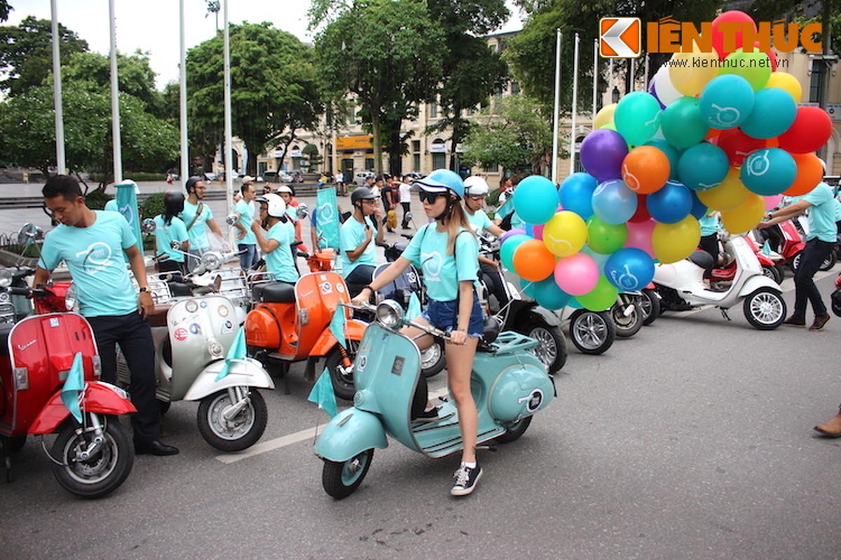 Gan 100 xe Vespa ram ro xuong pho Ha Thanh-Hinh-7