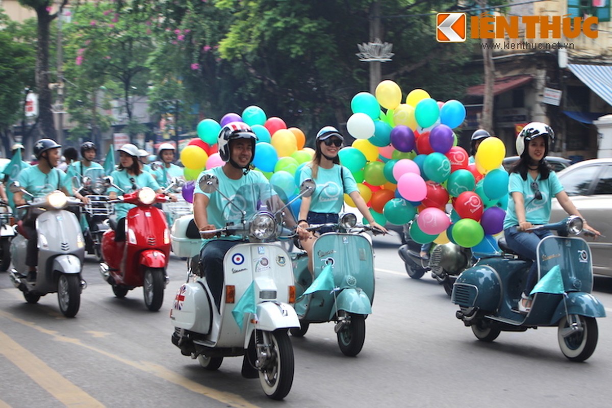 Gan 100 xe Vespa ram ro xuong pho Ha Thanh