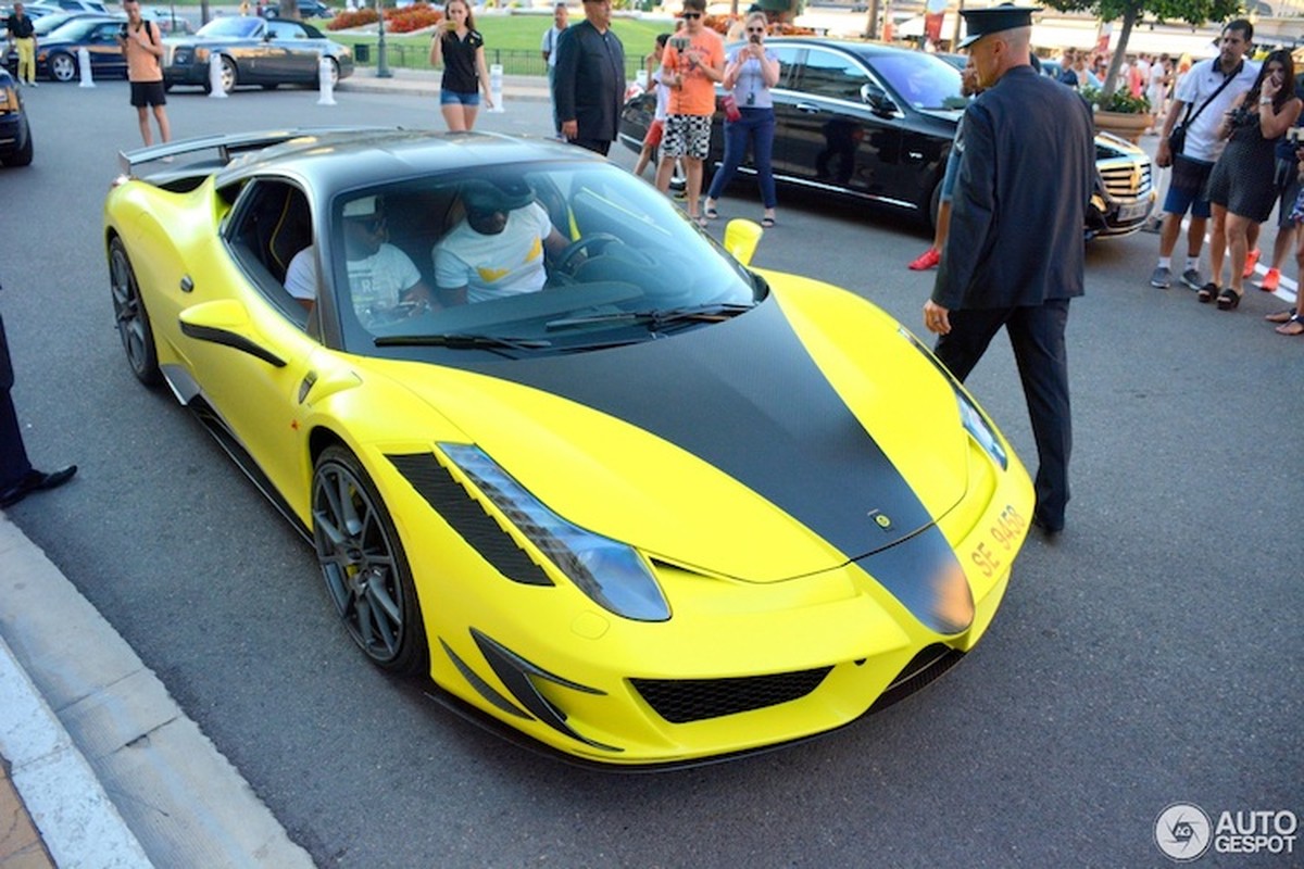 Samuel Eto'o cuoi “ngua chien” Ferrari 458 Italia den Monaco-Hinh-5