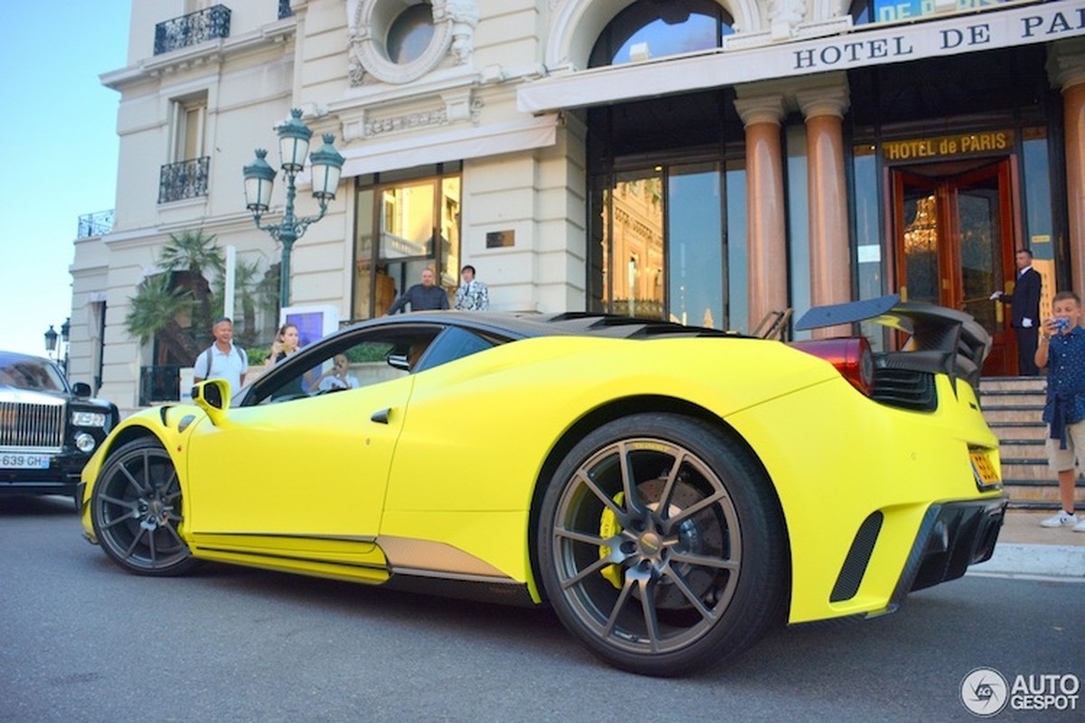 Samuel Eto'o cuoi “ngua chien” Ferrari 458 Italia den Monaco-Hinh-7