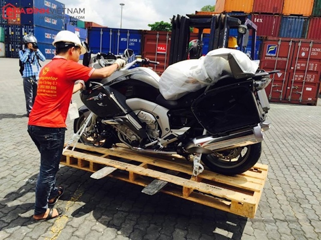 “Dap thung” moto duong truong BMW K1600 gia 1,3 ty tai HN-Hinh-3