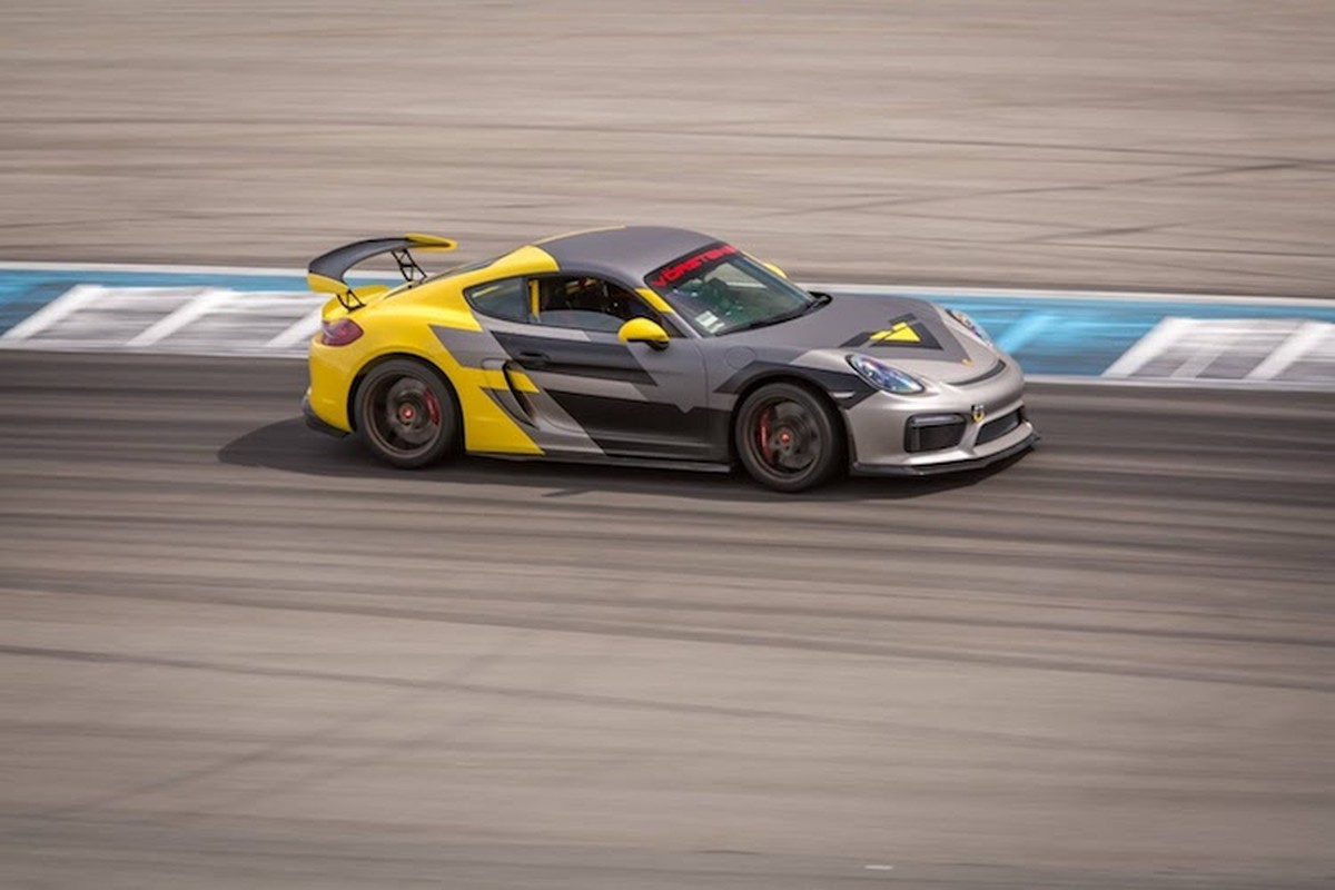 Porsche Cayman GT4 