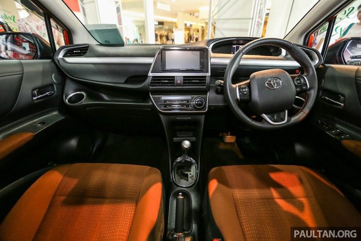 MPV Toyota Sienta gia 517 trieu 