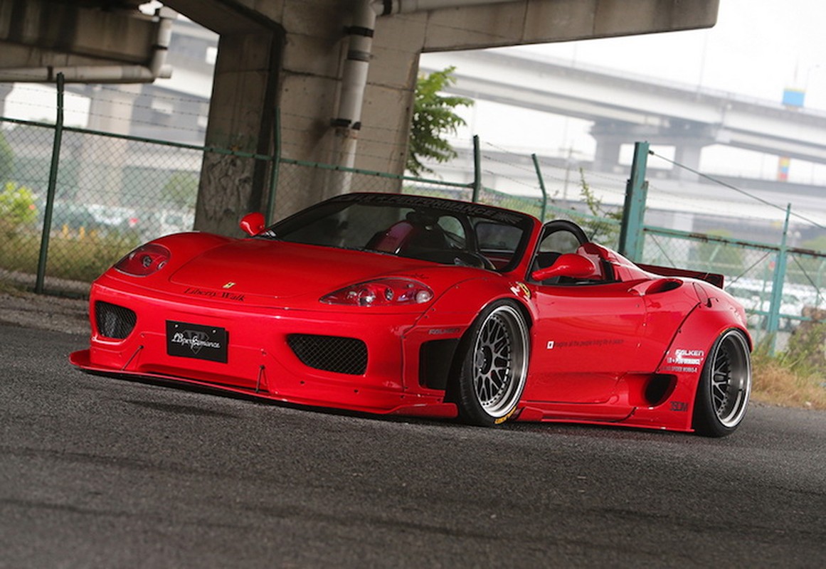 “Hang cu” Ferrari 360 Spyder lot xac voi widebody khung