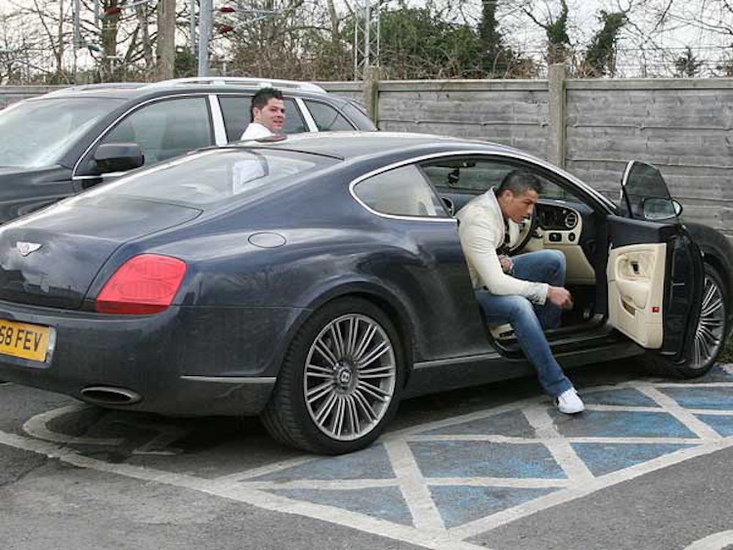 Cristiano Ronaldo “thanh ly” xe sang Bentley gia 1,64 ty