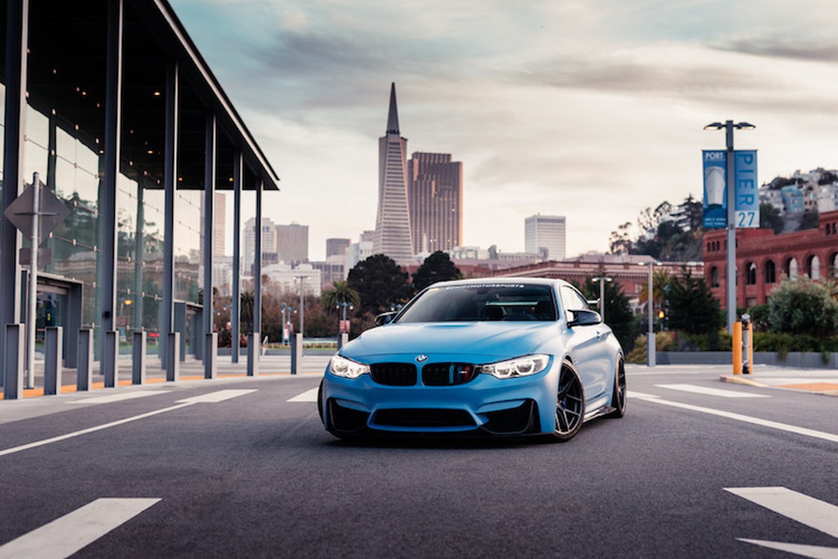 Xe do the thao BMW M4 khoac “ao xanh