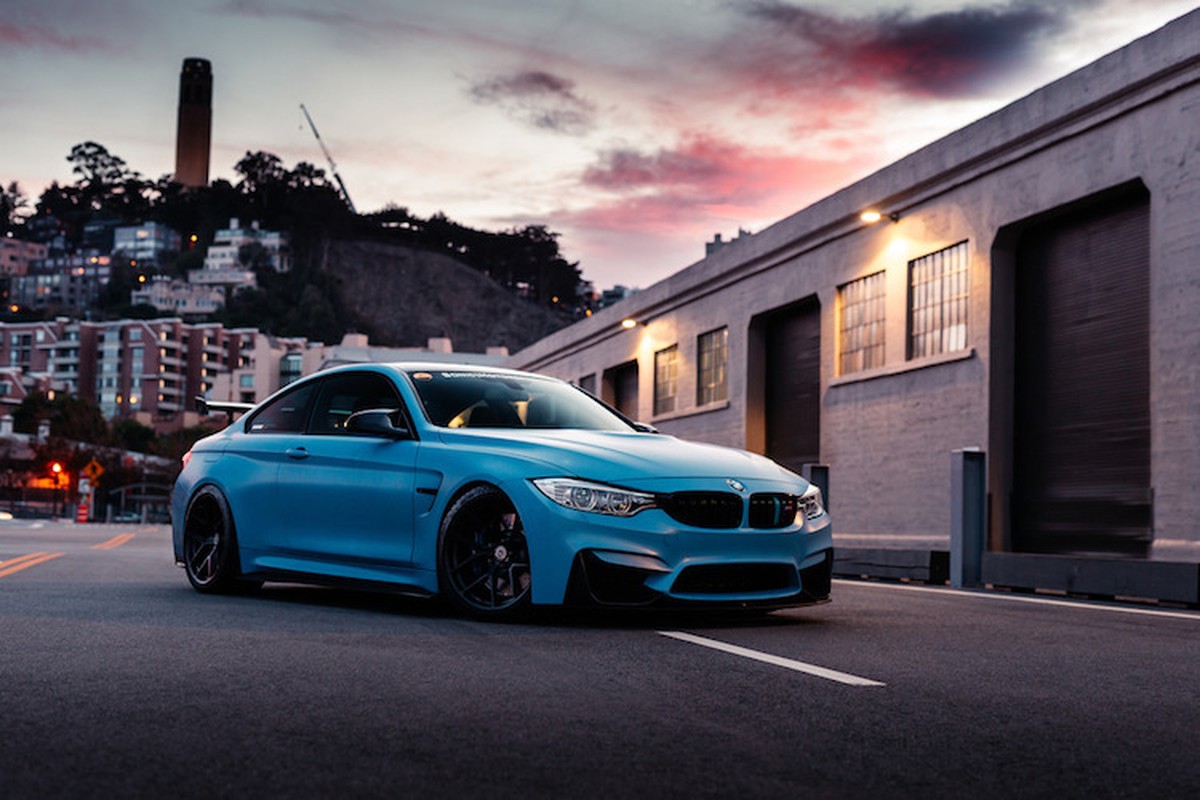 Xe do the thao BMW M4 khoac “ao xanh