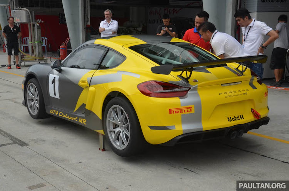 Sieu xe Porsche Cayman GT4 dau tien “cap ben