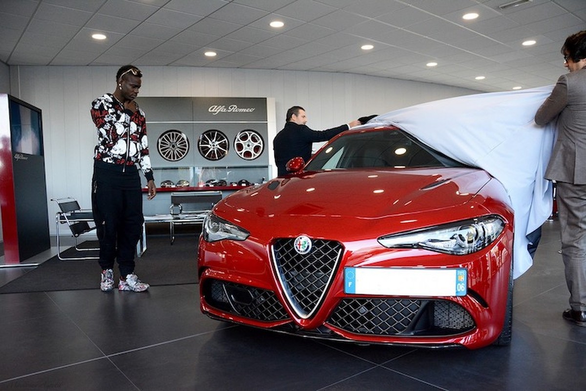 Mario Balotelli “boc tem” sieu xe Alfa Romeo Giulia Quadrifoglio