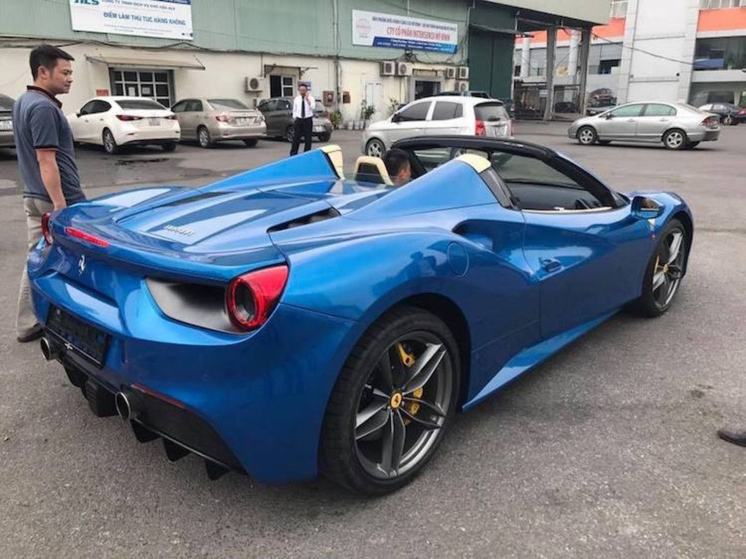 “Dap thung” sieu xe Ferrari 488 Spider dau tien tai VN-Hinh-3