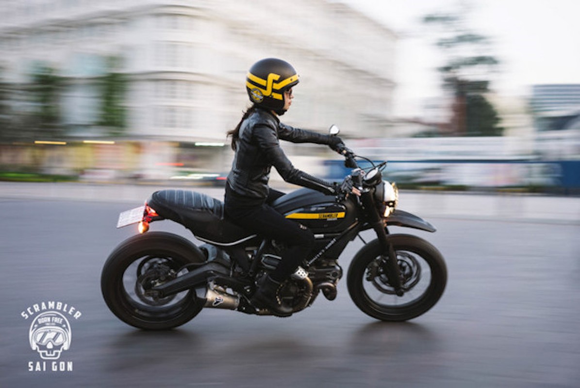 Nu biker Sai Gon “nai cung” Ducati Scrambler Full Throttle