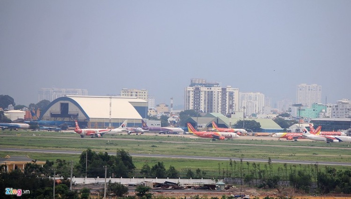 May bay ngap tren khong va duong bang tai Tan Son Nhat