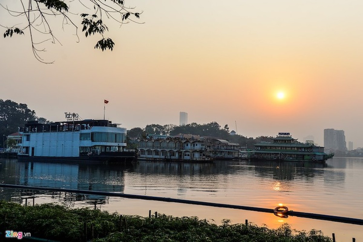 Du thuyen, nha hang chay i bat chap lenh di doi khoi ho Tay